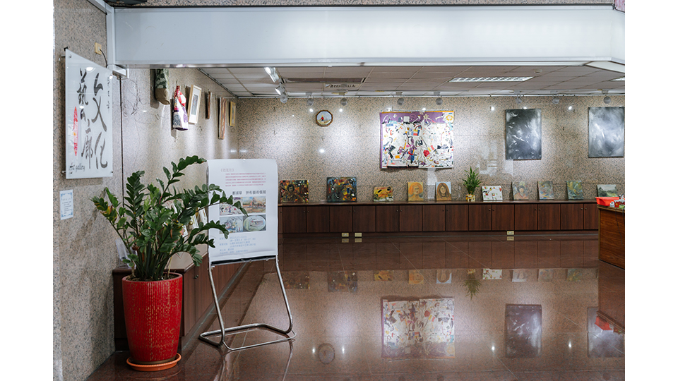 位於新營區處大廳的文化藝廊定期展出藝術家的創作，匯聚在地人文能量。